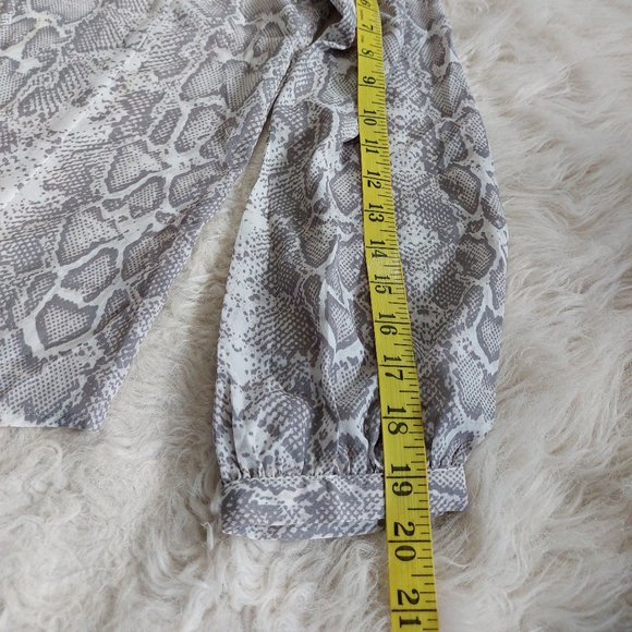 Linea Women's Gray Snake Print Blouse Size 12 - Picture 6 of 8